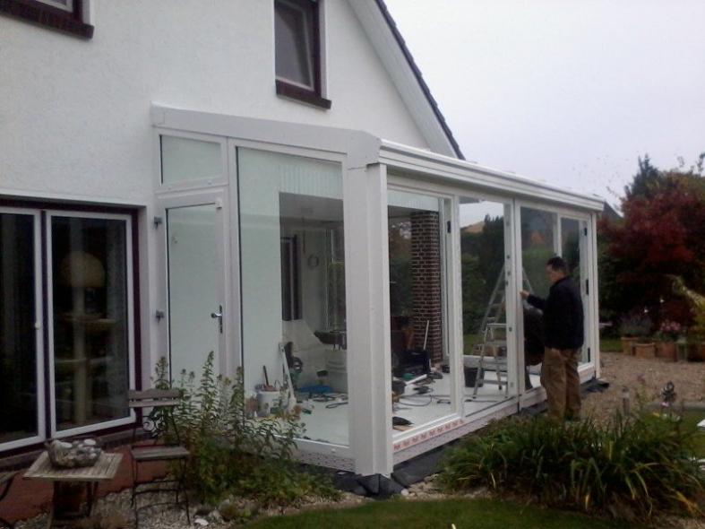 wintergarten-mit-weißem-rahmen