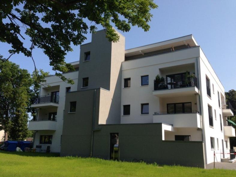 Kunststoff-Fenster anthrazitgrau in Mehrfamilienhaus